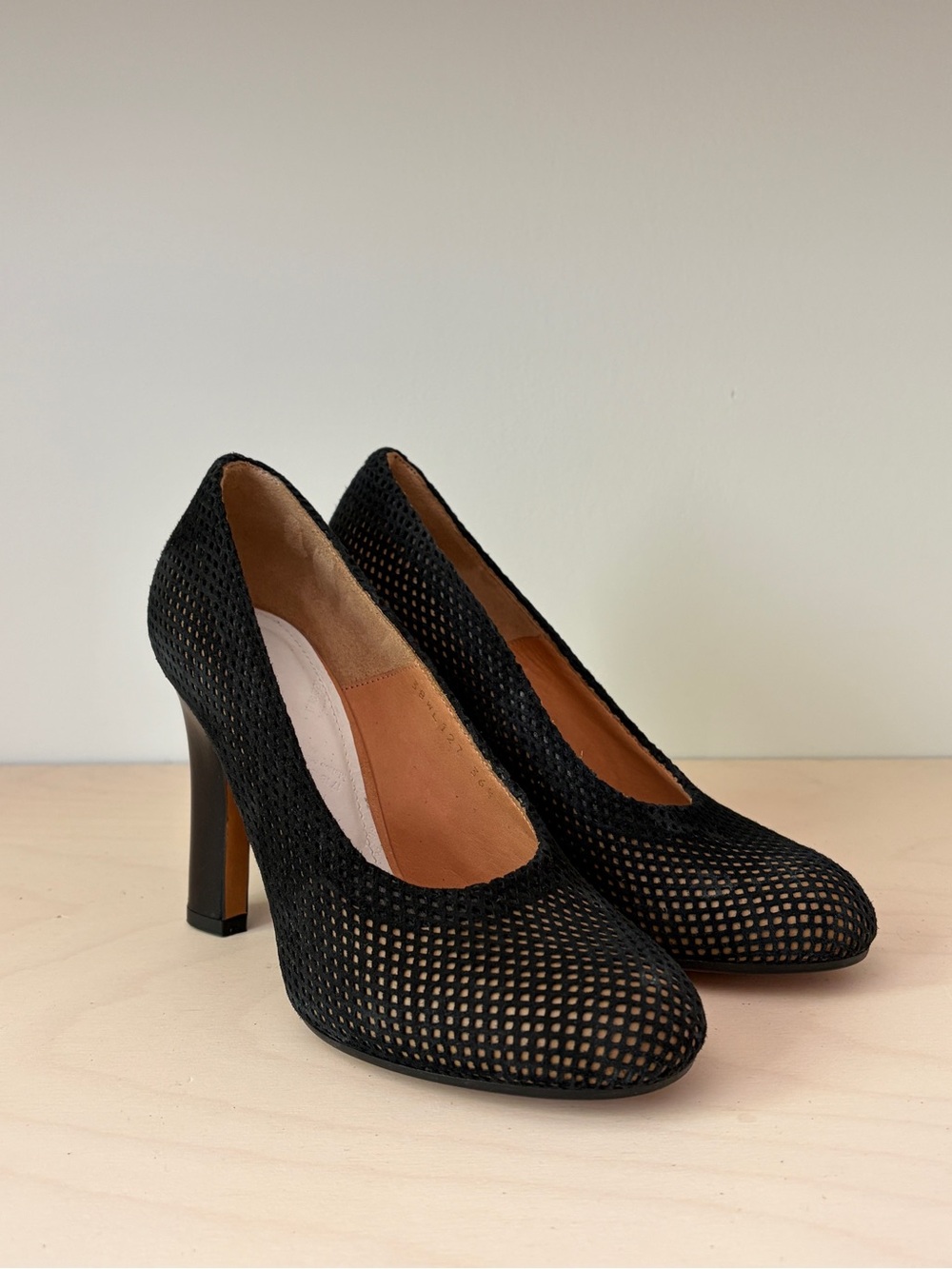 Maison Martin Margiela Fishnet Trompe L’Oeil Round-Toe Suede Pump 36.5 - Picture 8 of 14